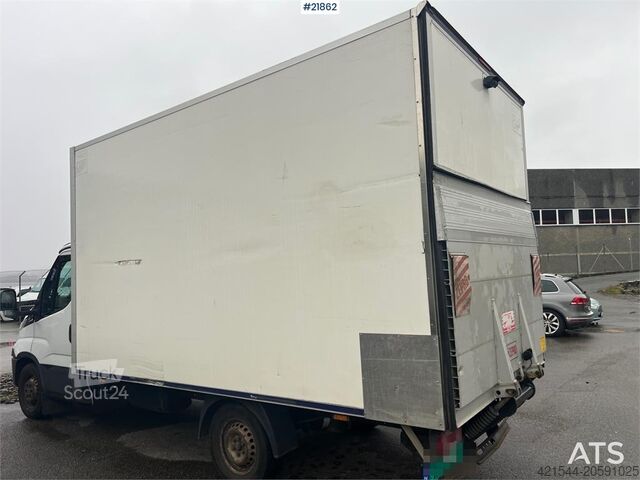 Carrinha de tejadilho alto Iveco Daily box van w/ lift