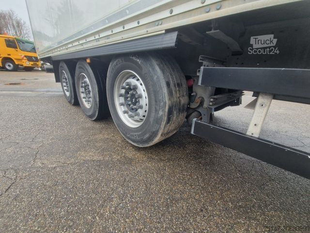 Kofferauflieger SCHMITZ CARGOBULL 3-Achs Auflieger Koffer isoliert Liftachse