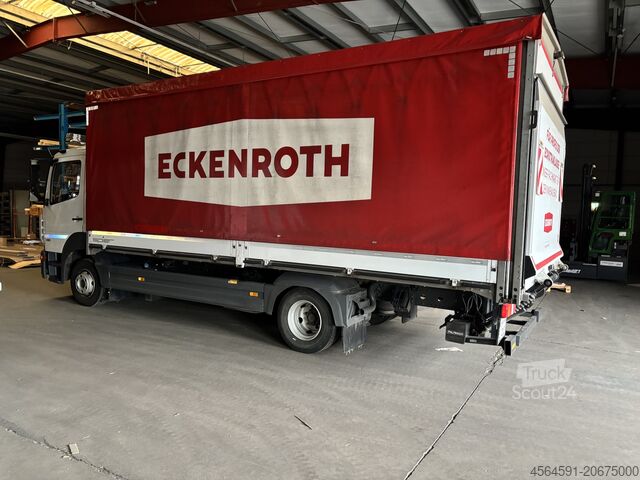 Lastbil med lad og presenning Mercedes-Benz Atego 818 L