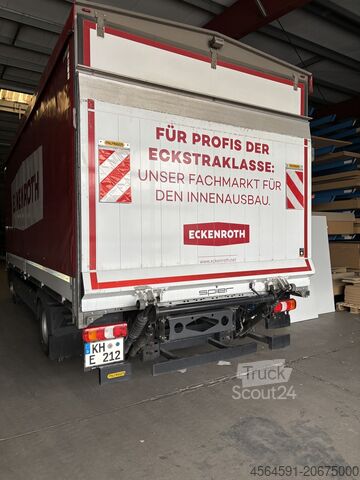 Lastbil med lad og presenning Mercedes-Benz Atego 818 L