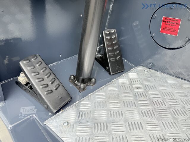 Wózek widłowy czterokierunkowy Combilift CB4000 TRIPLEX 5200 FREE-LIFT POSITIONER