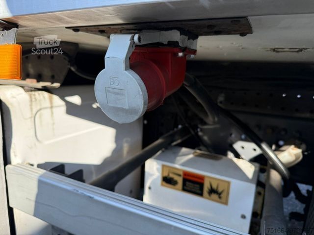 Kühlkoffer-LKW MERCEDES-BENZ ANTOS 2535 L Kühlkoffer 9 m LBW 2,5 T*LENK