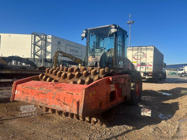 Sheepsfoot roller (compactor with projecting lugs used in earthworks) Caterpillar CP 76