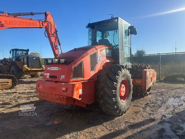 Sheepsfoot roller (compactor with projecting lugs used in earthworks) Caterpillar CP 76
