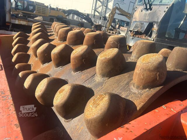 Sheepsfoot roller (compactor with projecting lugs used in earthworks) Caterpillar CP 76