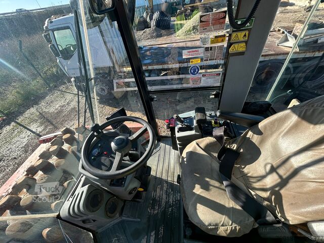 Sheepsfoot roller (compactor with projecting lugs used in earthworks) Caterpillar CP 76