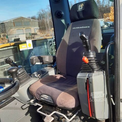 حفار متحرك LIEBHERR A912 compact