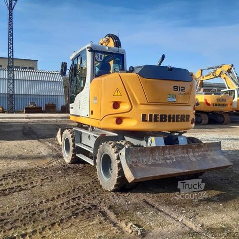 حفار متحرك LIEBHERR A912 compact