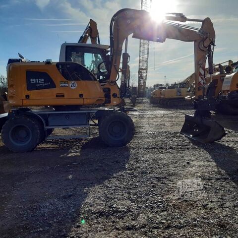 حفار متحرك LIEBHERR A912 compact