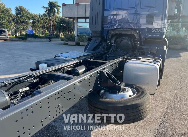 3 essieux sur châssis Iveco AD260S46 STRALIS