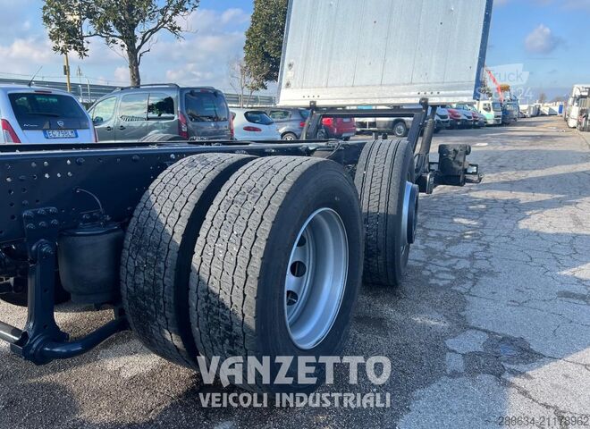 3 essieux sur châssis Iveco AD260S46 STRALIS