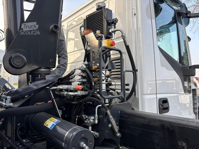Camion cu macara și benă basculantă trilaterală Iveco Eurocargo 180E32