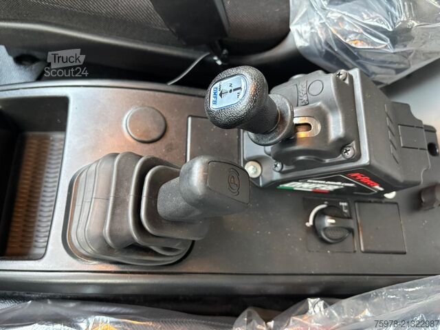 Camion cu macara și benă basculantă trilaterală Iveco Eurocargo 180E32