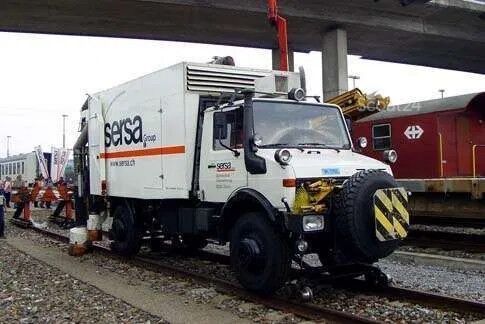 Tienrakennuskone Unimog U 1650 L (Railroad cleaning)