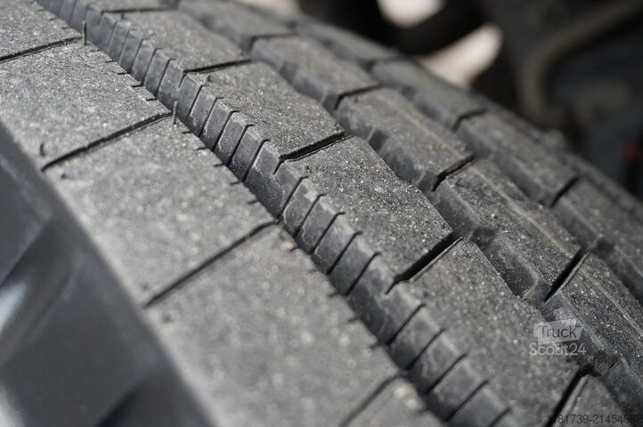 Бортовий із краном Renault C280 DTI 8 / FASSI crane 5.6T / range 8m