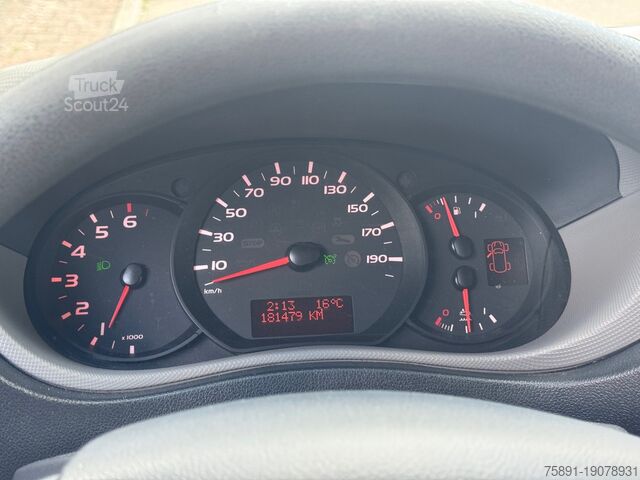 Lastbil för nötkreatur Renault Master Hengst Pferdetransporter