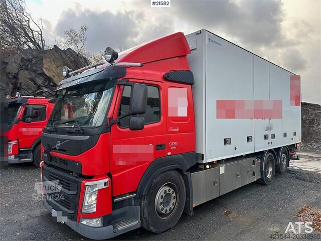 Resväska Volvo FM 500 6x2 box truck w/ full side opening and lift