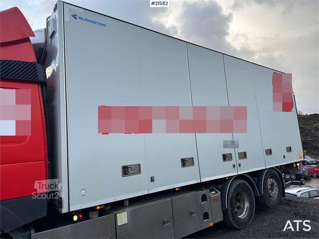 Resväska Volvo FM 500 6x2 box truck w/ full side opening and lift
