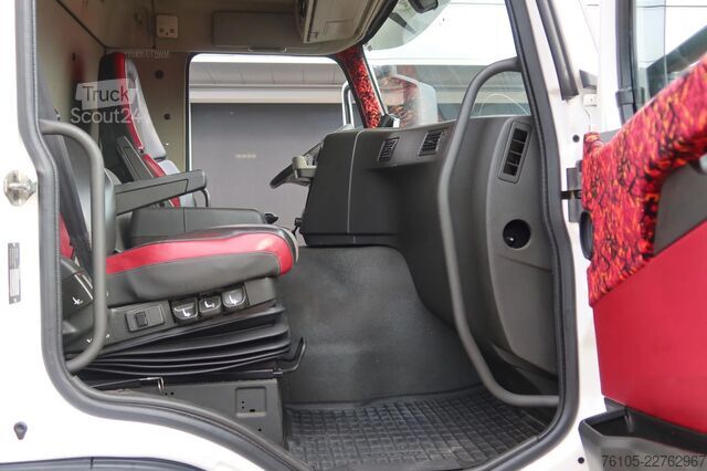  Volvo FM 330 Bakwagen + DHollandia 1500 kg
