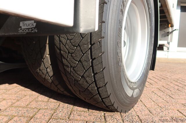  Volvo FM 330 Bakwagen + DHollandia 1500 kg