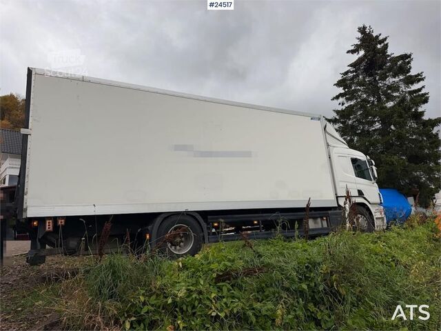 Transporte refrigerado/congelado Scania P270 4x2 box truck with full side opening and tail