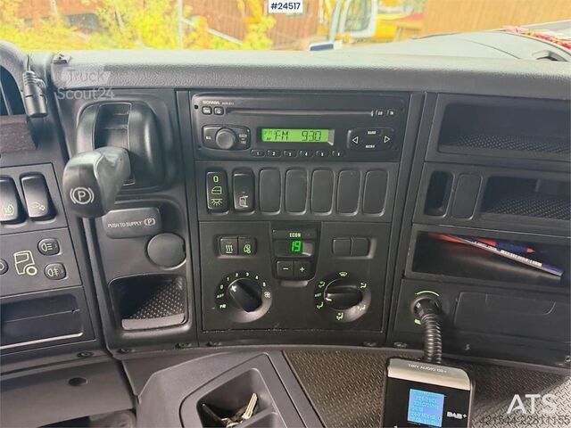 Transporte refrigerado/congelado Scania P270 4x2 box truck with full side opening and tail