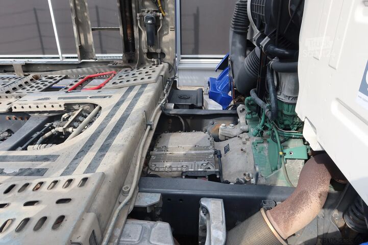 Autonkuljetuspakettiauto Volvo FM 330 5 car transporter KASSBOHRER, 4x2