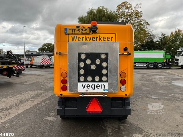 Balayeuse de voirie Ravo 540 with 3-rd brush