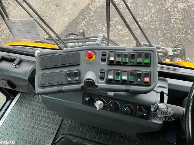 Balayeuse de voirie Ravo 540 with 3-rd brush