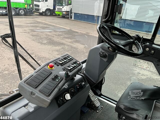 Balayeuse de voirie Ravo 540 with 3-rd brush