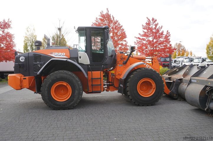Chargeur articulé Hitachi ZW220 articulated loader / 2 buckets