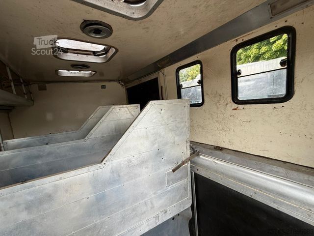 Galvijų vežimo sunkvežimis MAN L2000   3-4 Pferde Wohnung Dusche