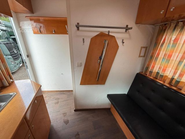 Galvijų vežimo sunkvežimis MAN L2000   3-4 Pferde Wohnung Dusche