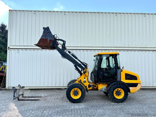 Колісний навантажувач JCB 406 / 2018 BJ / 2.320 H / Schaufel + Gabel