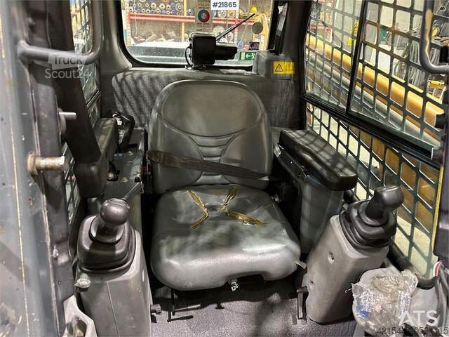 Cargador Mustang 220R compact loader w/leveling bucket and pallet f