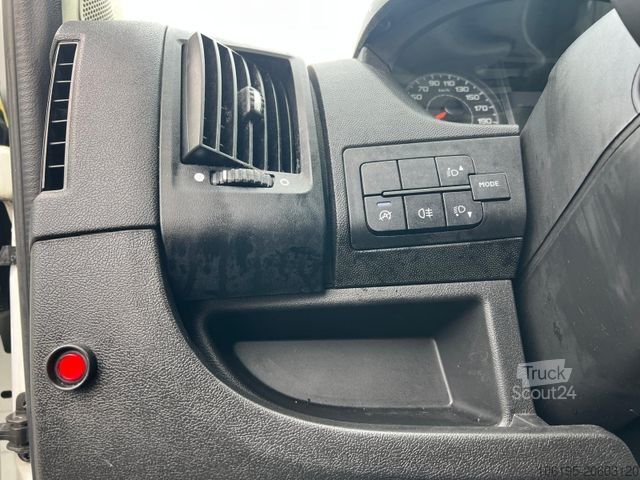 Transporter mit Koffer PEUGEOT Boxer 2,2 Blue-HDI Maxi Koffer Hebebühne