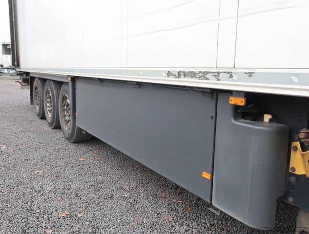 Reefer semitrailer Schmitz SKO 24 Liftachse P-Kasten Carrier Vector 1950