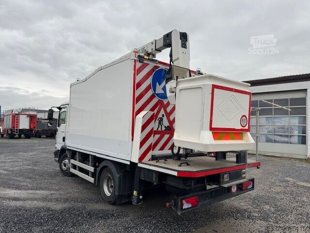 Vrachtwagen met hoogwerker MAN TGL 12.180 BB Versalift 15m 78 tkm