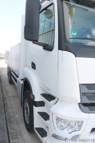Platós teherautó MERCEDES-BENZ Antos 2641L Prits. / Staplerhaltg. Stahltransp.