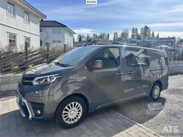 Aukšto stogo universalas Toyota Proace van with 2 sets of tires.