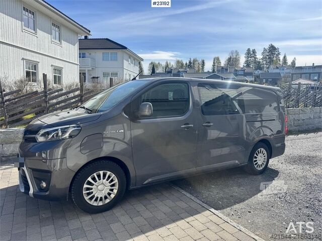 Station wagon con tetto alto Toyota Proace van with 2 sets of tires.