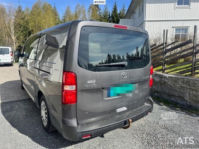 Station wagon con tetto alto Toyota Proace van with 2 sets of tires.