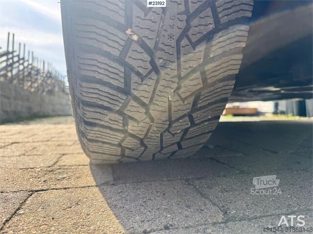 Station wagon con tetto alto Toyota Proace van with 2 sets of tires.