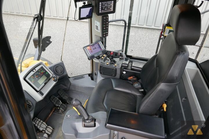 Riteņu iekrāvēji Caterpillar 980M