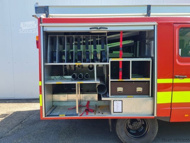 Skriňová dodávka MERCEDES-BENZ 711 D Vario Doka 9-Sitzer Feuerwehr LF8 Pumpe
