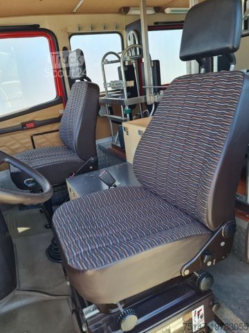 Skriňová dodávka MERCEDES-BENZ 711 D Vario Doka 9-Sitzer Feuerwehr LF8 Pumpe