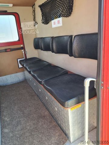 Skriňová dodávka MERCEDES-BENZ 711 D Vario Doka 9-Sitzer Feuerwehr LF8 Pumpe