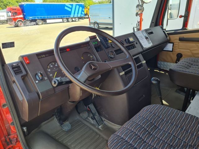 Skriňová dodávka MERCEDES-BENZ 711 D Vario Doka 9-Sitzer Feuerwehr LF8 Pumpe