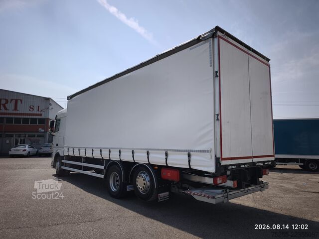 Camión plataforma con toldo DAF 26.450 XF 6X2 EURO 6