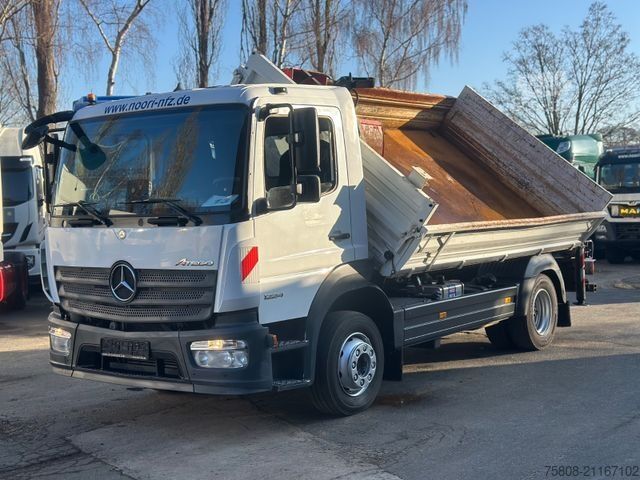 Camión volquete MERCEDES-BENZ Atego 1224 Kipper Kran Hiab XS 077 AHK Klima